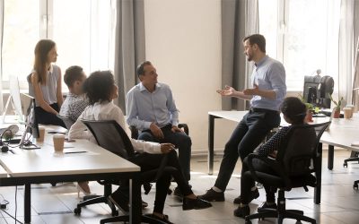 Personen in einem Büro die an Energieworkshops, Schulungen und Weiterbildungen für Unternehmen teilnehmen