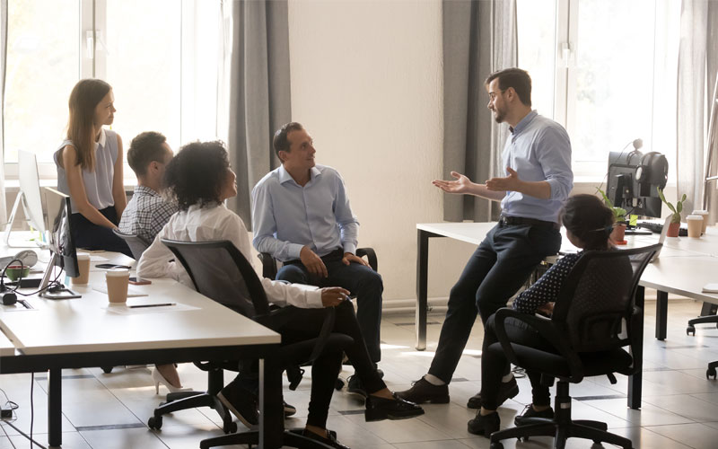 Personen in einem Büro die an Energieworkshops, Schulungen und Weiterbildungen für Unternehmen teilnehmen